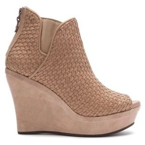 Preowned UGG Hamra Peep-toe Wedge Platform Booties In Beige Size 8
